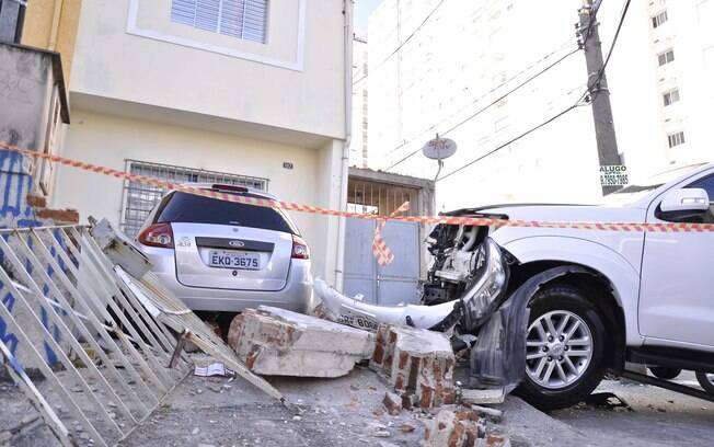 Muro da casa foi totalmente destruído