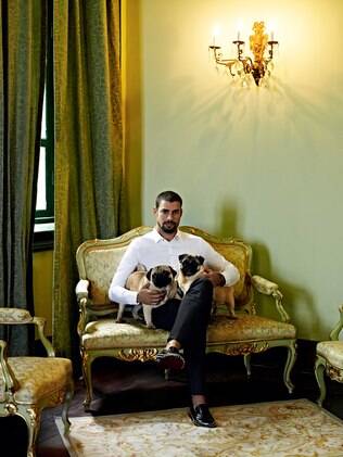 Cauã Reymond fotografa para a revista Glamour