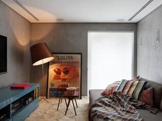 Por ser um apartamento de um jovem solteiro, arquiteto uniu cimento e cores