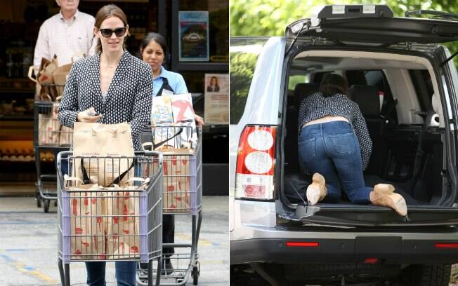 Jennifer Garner entra no porta-malas do carro para ajeitar o espaço e guardar as compras