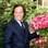 O galã Julio Iglesias no lançamento da rosa com o seu nome, desenvolvida pelo florista francês Delbart, Paris, 2007. Foto: Getty Images