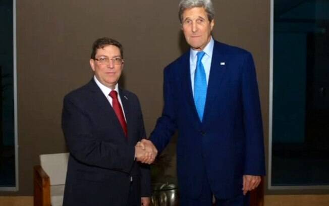 Chefes da diplomacia de Cuba e dos Estados Unidos Bruno Rodriguez e John Kerry, respectivamente, se cumprimentam antes de reunião no Panamá