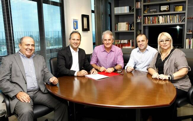 Otávio Mesquita assina contrato com o SBT