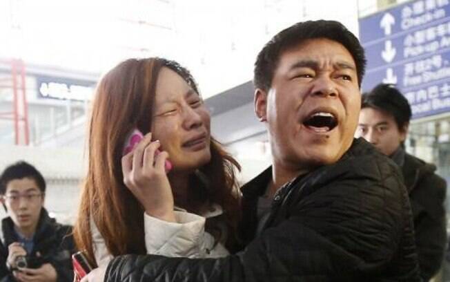 Familiares de passageiros se desesperam com o sumiço do voo da Malaysia Airlines (8/3). Foto: Reuters
