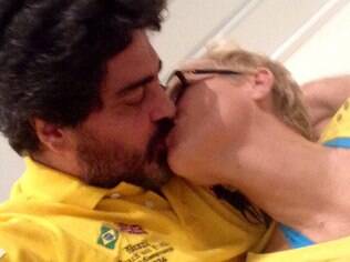 Xuxa e Junno trocam carinhos