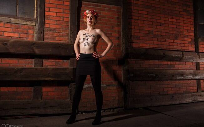 04 de dezembro - Ativistas da Alemanha, Ucrânia, França e Canadá posam nuas em apoio à colega Josephine Witt, presa em protesto dentro de igreja. Foto: Femen/Divulgação