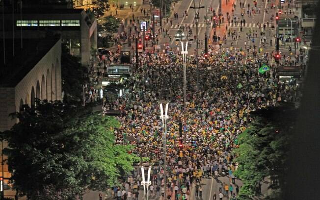 Manifestantes protestam na Avenida Paulista, em São Paulo, após divulgação de conversa entre Dilma e Lula, nesta quarta-feira (16). Foto: André Albano/Estadão Conteúdo - 16.03.2016