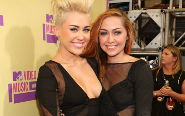 Miley e Brandi Cyrus: apesar do cabelos diferente, o rosto das irmãs é bem parecido