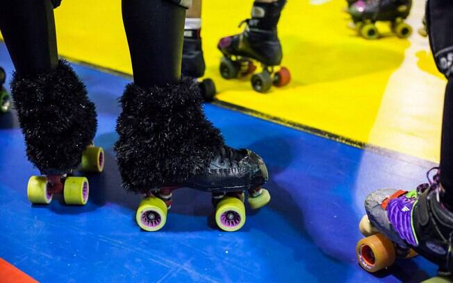 Apesar de ser um esporte considerado bruto, as garotas costumam estilizar os patins
