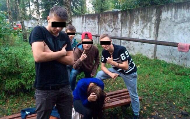 Uma das imagens que ganhou repercussão na Rússia: ao centro, a vítima se mostra desesperada