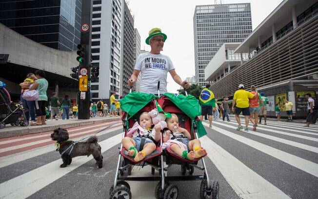 Famílias levam crianças e até os animais de estimação para o protesto na Avenida Paulista. Na foto, homem usa camiseta com dizer 