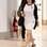 A atriz Alessandra Negrini resolveu mostrar o amor pelo Corinthians em uma viagem de avião. Calça jeans e sapatilhas deixariam o look mais elegante. Foto: AgNews