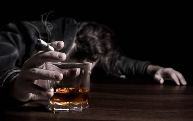 Verdade: consumo de álcool e tabaco elevam as chances de desenvolvimento da doença. Foto: Getty Images