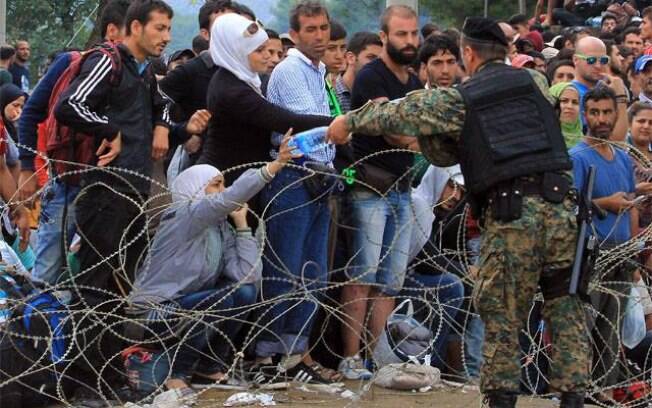 Forças de segurança impõe bloqueio contra refugiados na fronteira da Grécia para a Macedônia