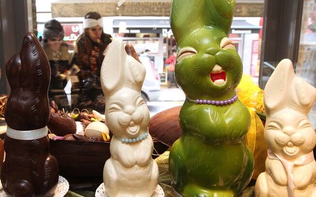 Coelhos de chocolate sorridentes são expostos em loja de Bruges, Bélgica (29/03)