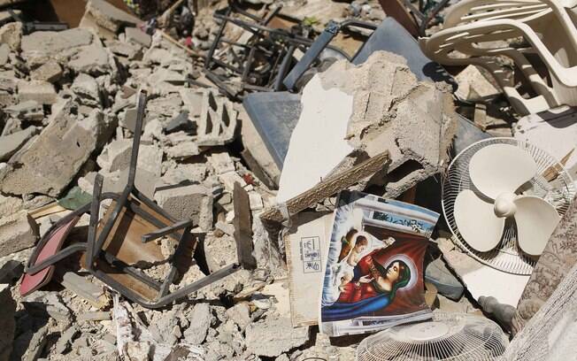 Destroços de casa de família cristã atingida por ataque de Israel são vistos na Cidade de Gaza (27/7)