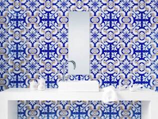Água sanitária ajuda a limpar os azulejos do banheiro