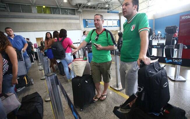 Torcedores mexicanos aguardam para embarcar do Rio de Janeiro com destino à Fortaleza: tráfego aéro funcionou sem problemas durante a Copa