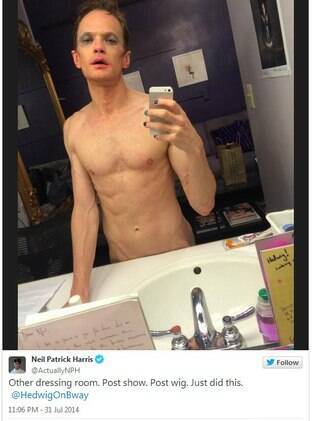 Neil Patrick Harris (sem roupa?) direto do camarim da Broadway, pós-apresentação de