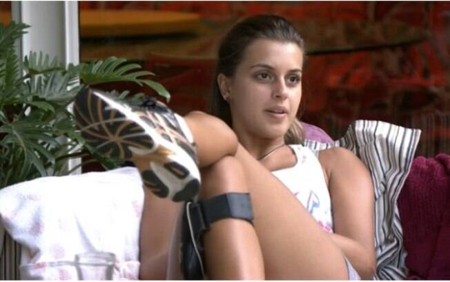 Em conversa com Valter, Angela chama Aline de