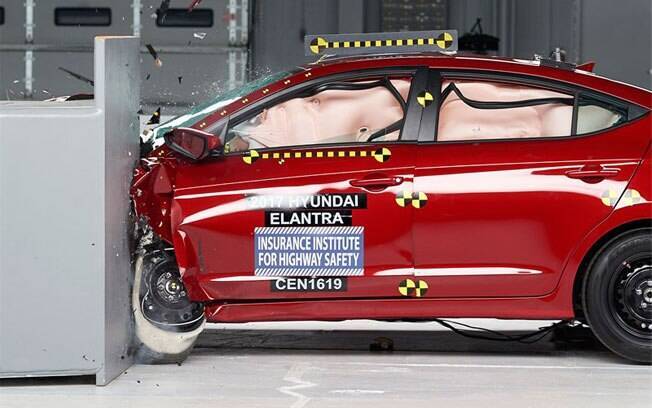 O Hyundai Elantra conseguiu a nota máxima no teste de colisão contra postes e árvores, que atinge só 25% da frente do veículo. O Hyundai Elantra conseguiu a nota máxima no teste de colisão contra postes e árvores, que atinge só 25% da frente do veículo.
