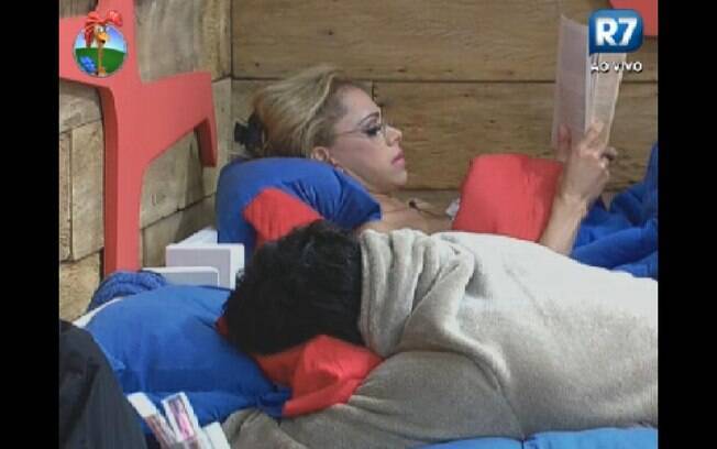 Léo Áquila lendo um livro enquanto Vavá brincava sobre Diego