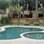 Formas orgânicas marcam presença na piscina projetada pela arquiteta Cris Daros e pelo paisagista Gilberto Elkis. Foto: Divulgação