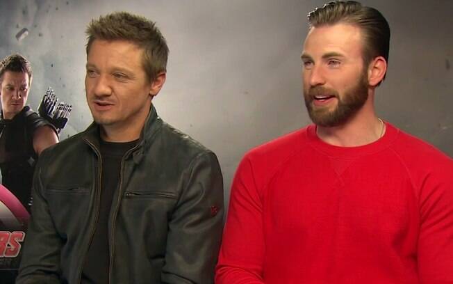 Jeremy Renner e Chris Evans durante entrevista para divulgar