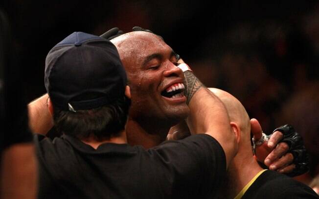 Anderson Silva se emociona ao vencer Nick Diaz no UFC 183, em Las Vegas. Foto: Steve Marcus/Getty Images