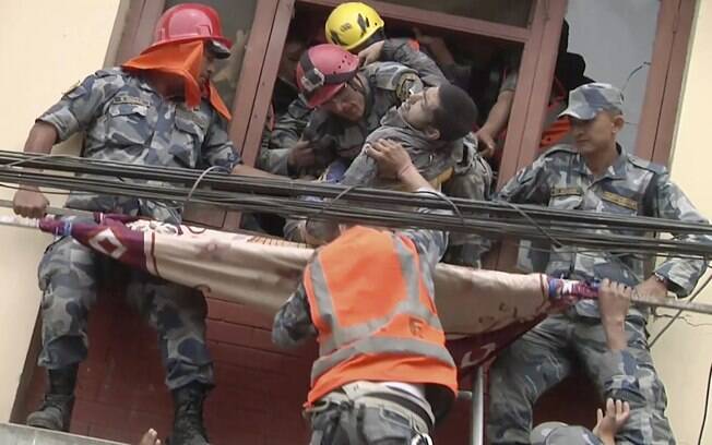 Equipes trabalham no resgate do terremoto que deixou mais de dois mil mortos no Nepal
