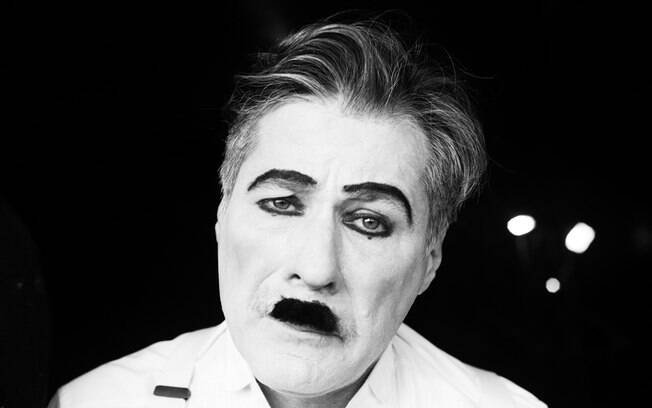 Com a make a la Chaplin, Leo Pacheco assume a personalidade do comediante inglês