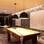 Loft Gourmet do arquiteto André Piva recebe destaque por seu design moderno e papel de parede com estampa clássica. Foto: Fernando Genaro / Fotoarena
