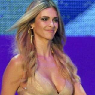 Fernanda Lima com polêmico vestido dourado do sorteio da Copa