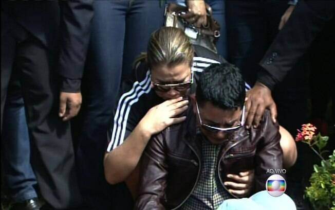 Pai de Cristiano chorou muito durante sepultamento do filho. Foto: Reprodução/TV Globo
