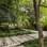 O paisagista Gilberto Elkis assina o Jardim do Bosque, que recepciona os visitantes da Casa Cor. A área de 800 m² conta com espécies tropicais e um lago com peixes. Foto: Divulgação