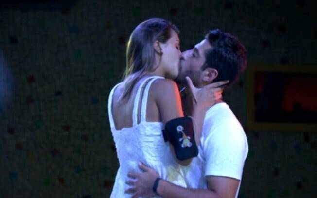 Marcelo e Angela se beijam