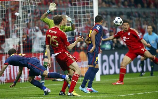 Mario Gomez chuta para fazer o segundo gol do Bayern de Munique sobre o Barcelona