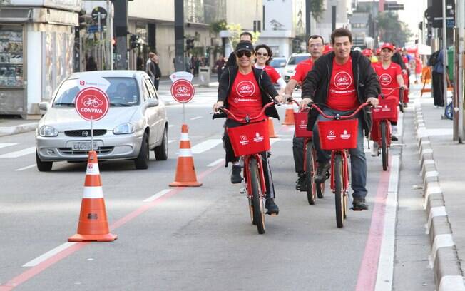 Em São Paulo, Cissa Guimarães e Giuseppe Oristanio passearam pela ciclofaixa, na Avenida Paulista