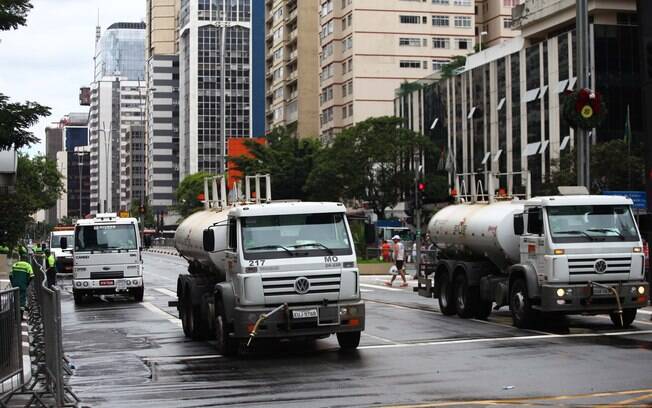 Av. Paulista é limpa após a corrida de São Silvestre, em São Paulo, para receber festa Av. Paulista é limpa após a corrida de São Silvestre, em São Paulo, para receber festa