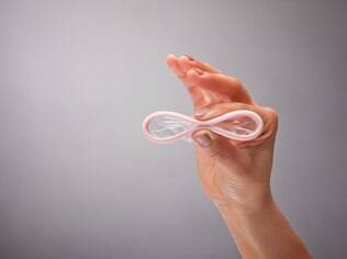 O coletor menstrual se assemelha ao anel vaginal contraceptivo e ao diafragma
