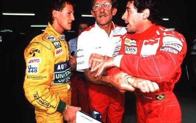 Em 1992, Ayrton Senna parte para cima de Schumacher, após desentendimento na pista, mas é contido por funcionário da McLaren