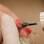 Finalize com um glitter com flocos maiores, para dar mais destaque às unhas. Foto: Fernando Genaro/Fotoarena