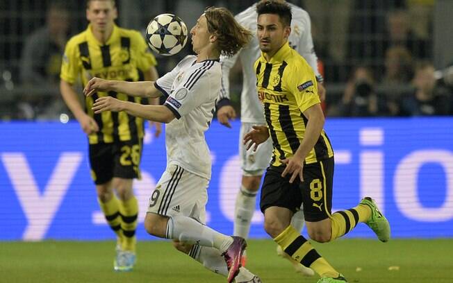 Luka Modric domina a bola no peito em ataque do Real Madrid