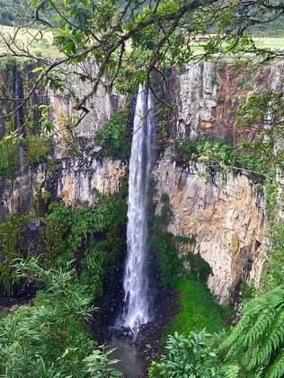 Cacheira do Avencal, com 100 metros de altura. Para os corajosos há uma tirolesa que passa sobre essa gigantesca garganta