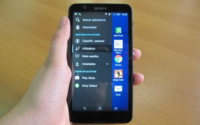 O smartphone apresenta um menu lateral com as principais funções
