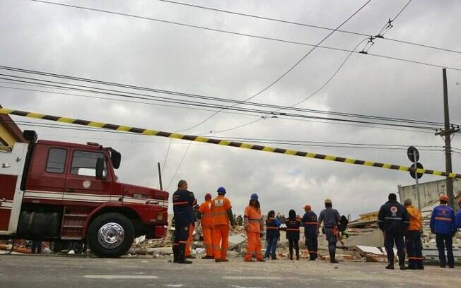 Área do acidente foi isolada pelo Corpo de Bombeiros. Agentes da Defesa Civil (de laranja) acompanham resgates. Foto: Wanderley Preite Sobrinho/iG São Paulo
