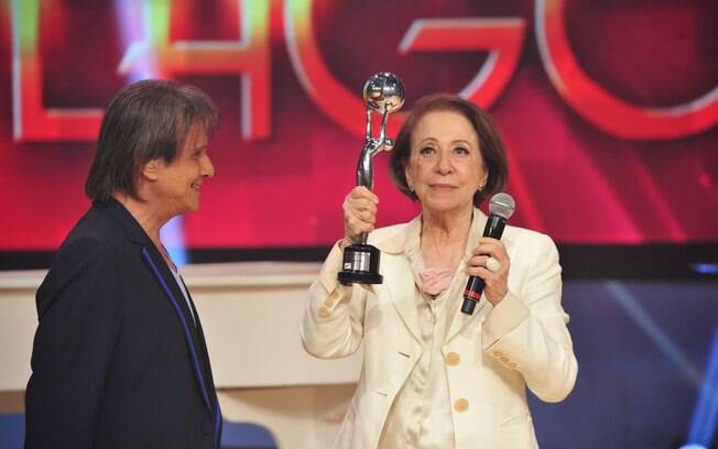 Fernanda Montenegro com o troféu em mãos