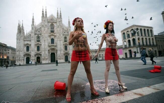 16 de Outubro - Intervenção com banho de tinta vermelha simbolizando ucranianos mortos devido à intervenção da Rússia no país foi realizada em uma praça de Milão. Foto: Femen/Divulgação