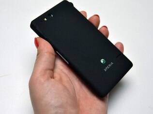 Xperia Go tem design conservador, mas confortável