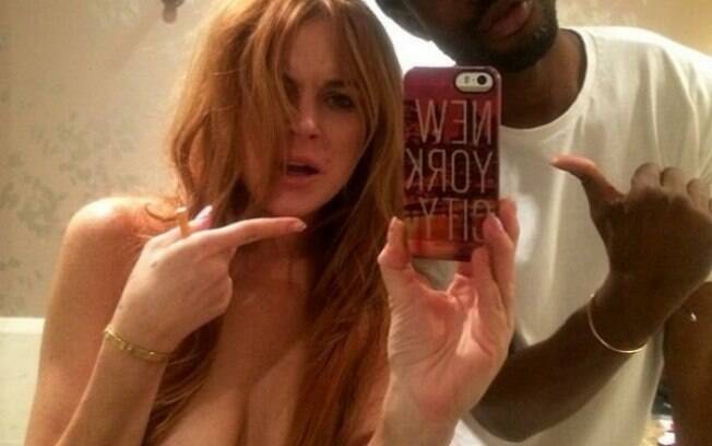 Lindsay Lohan faz topless e posta foto ao lado de um amigo